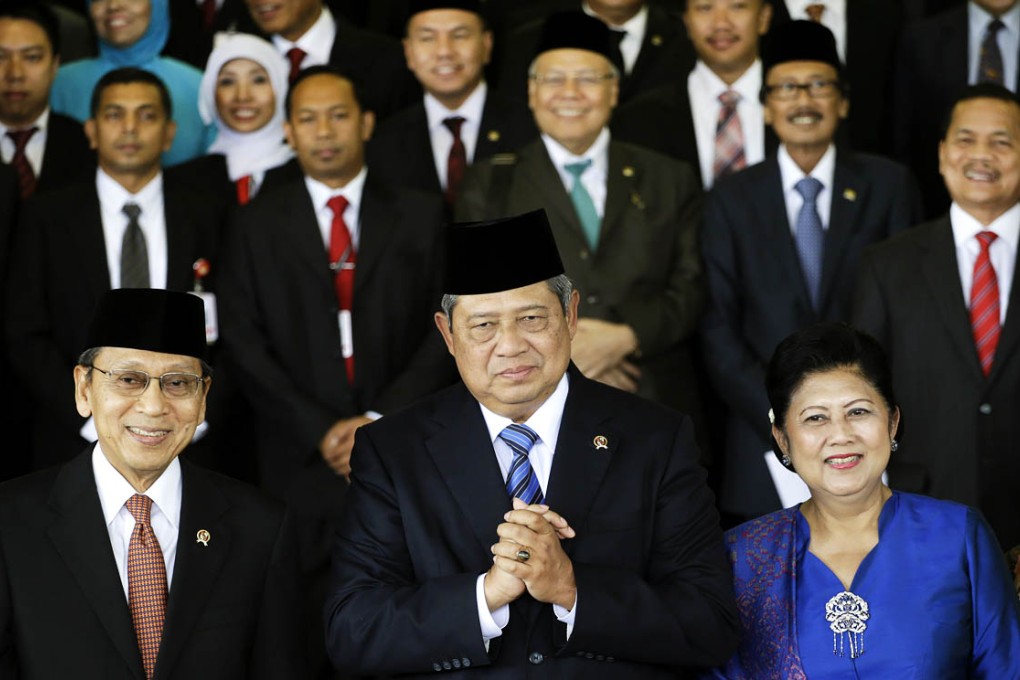 Indonesian President Susilo Bambang Yudhoyono (center) and his wife Kristiani (right) and Vice President Budiono (left) pose for photographers after the inauguration of new members of parliament  in Jakarta, Indonesia. Photo: AP