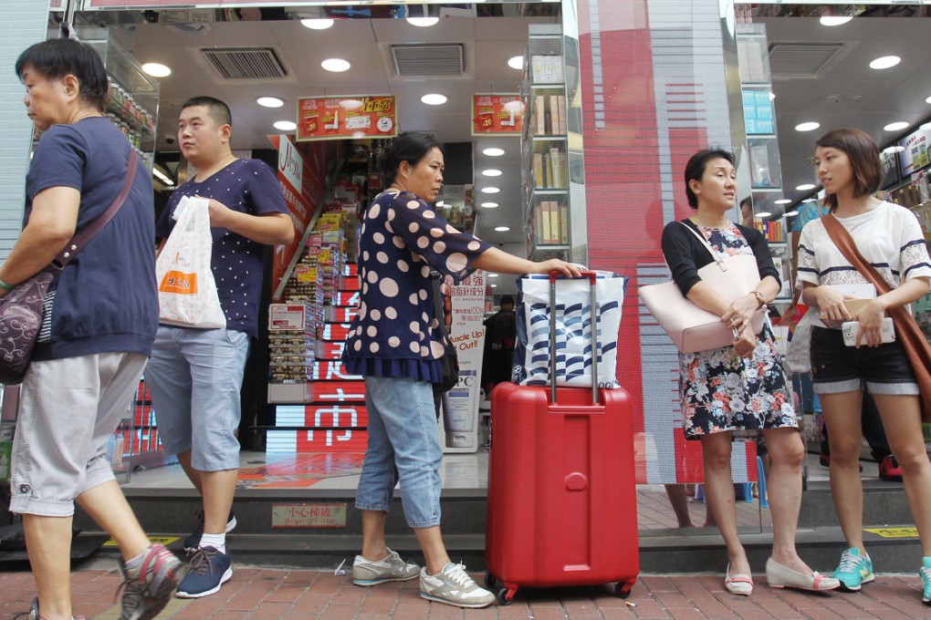Travelers shop in a Causeway Bay road. Photo: May Tse