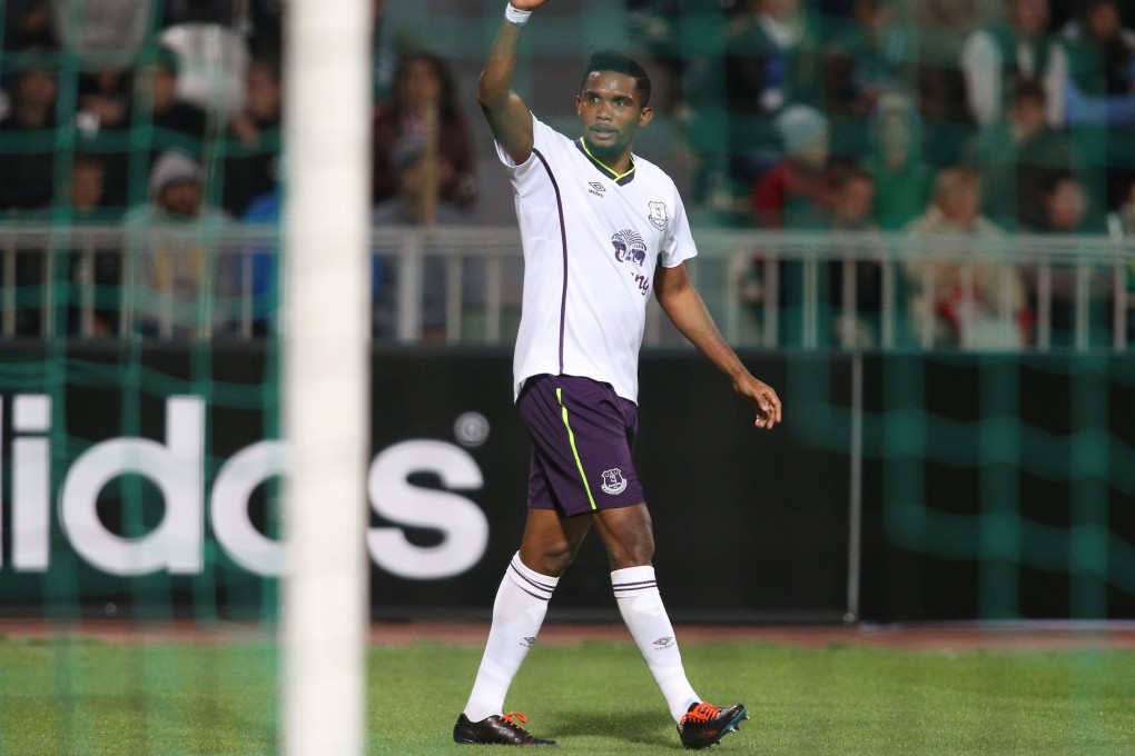 Samuel Eto'o celebrates his goal for Everton. Photo: AP