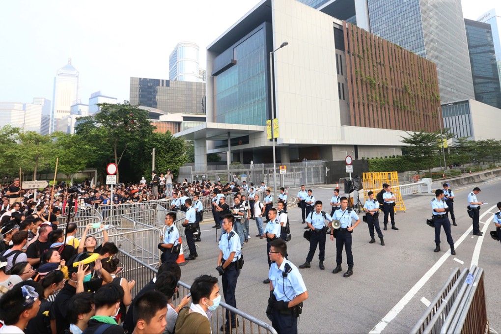 Prolonged deadlock would widen the gap between those for and against the protests, and draw a backlash from the business community, Yuan Weishi said. Photo: David Wong