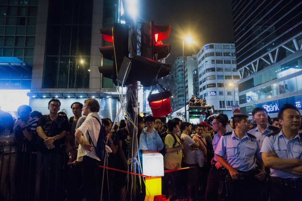A damaged traffic light is seen standing after pro-government demonstrators clashed with pro-democracy demonstrators in Mong Kok. Photo: Bloomberg