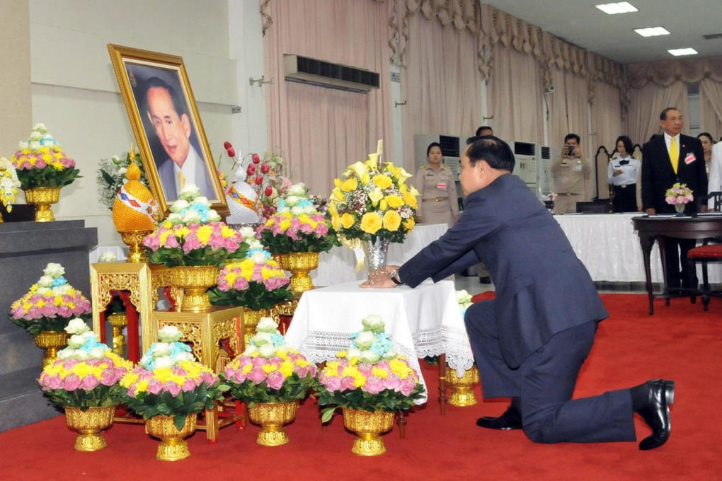 Prime Minister General Prayuth Chan-ocha pays his respect. Photo: Xinhua