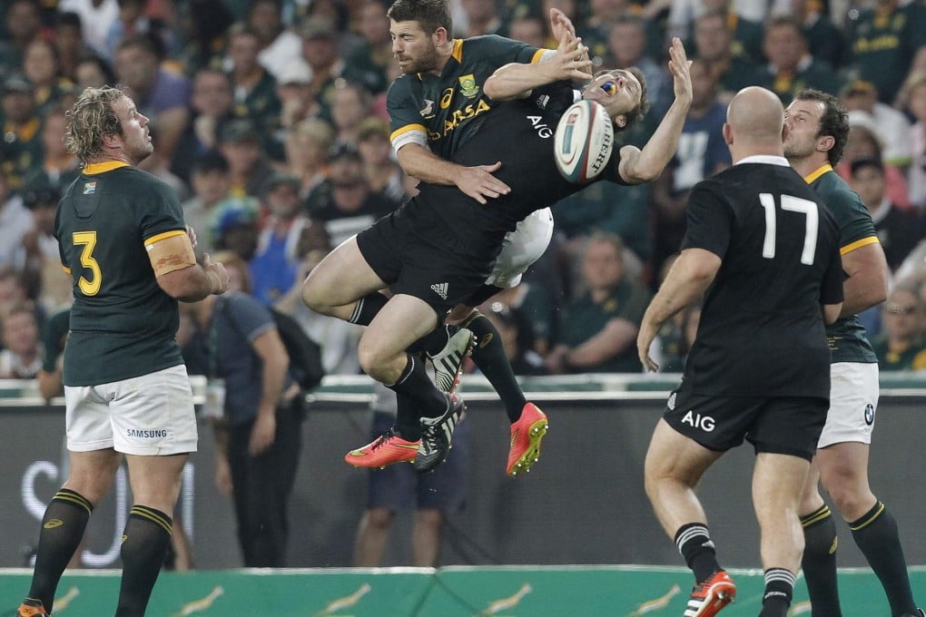 South Africa's Willie le Roux vies for the ball with New Zealand's Ben Smith during their Rugby Championship test match at Ellis Park in Johannesburg. Photo: EPA