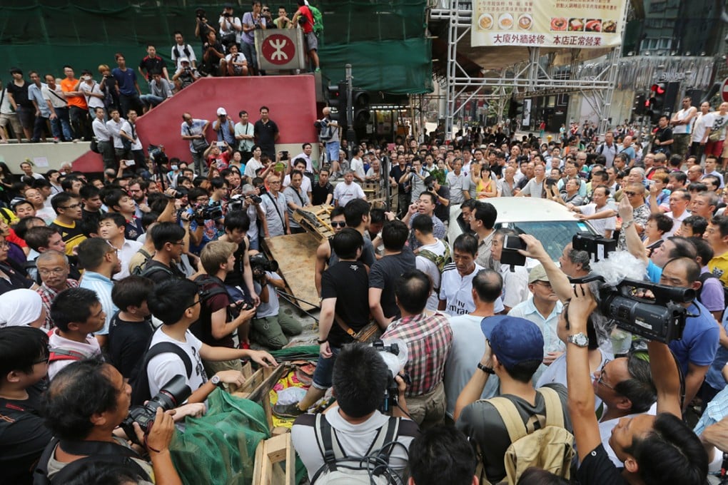 Anti-Occupy Central protesters clash with pro-democracy protesters in Mong Kok. Photo: Sam Tsang