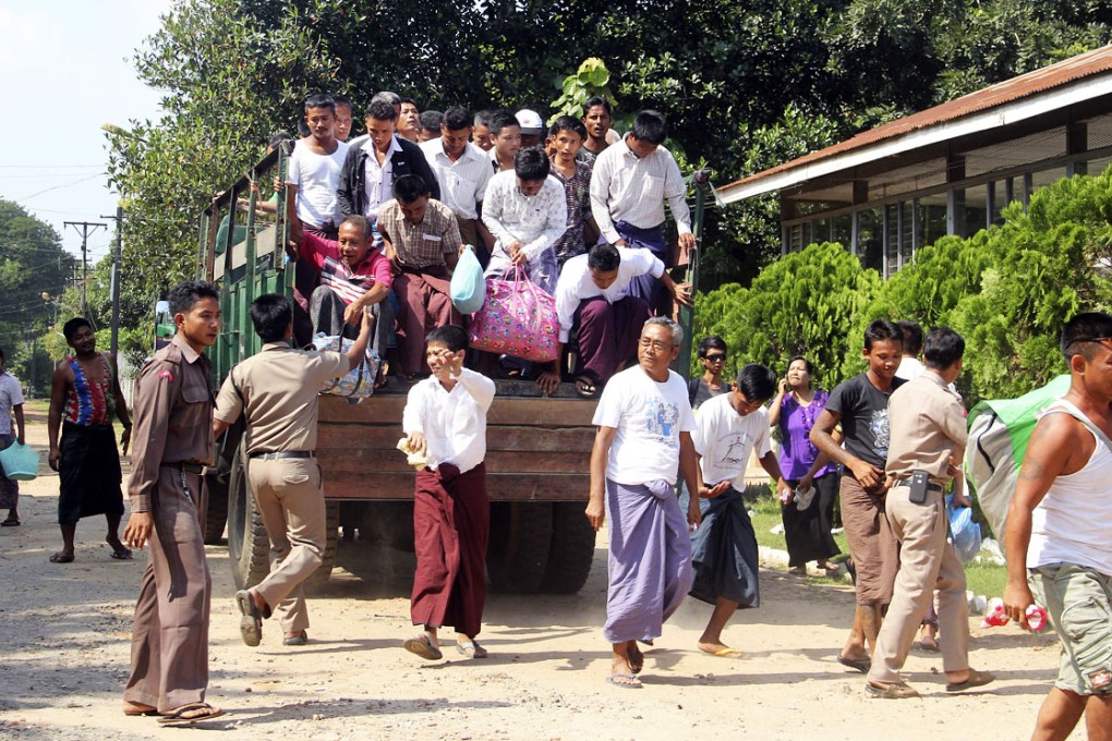 Myanmar's prisoners get off from a truck as they were released from Insein prison in Yangon, Myanmar. Photo: AP