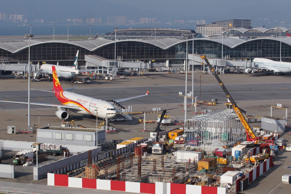 Green activists yesterday stepped up pressure on the government to reject the environmental impact assessment report on the planned third runway at Chek Lap Kok, questioning the way the government's advisers endorsed the report. Photo: Nora Tam