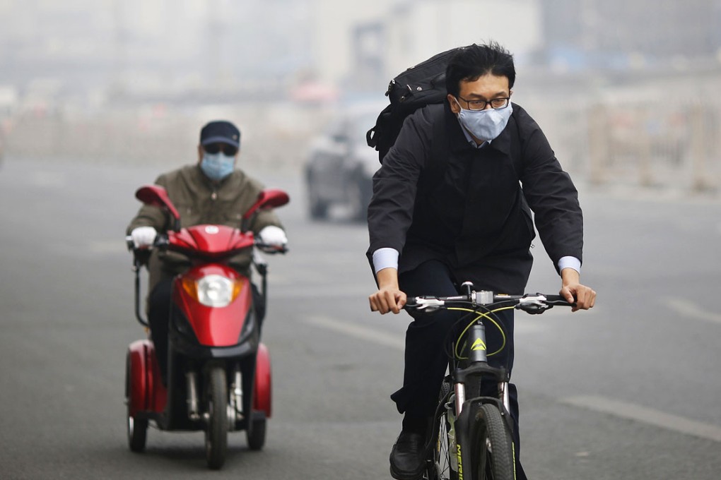 Commuters wear masks to escape the worst of the smog on Thursday. There is expected to be little respite from the pollution until the weekend. Photo: Xinhua