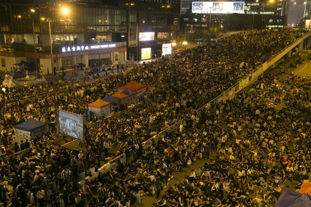 Thousands of people gathered in Hong Kong's financial district, resuming pro-democracy protests after the government called off talks with student leaders. Photo: EPA