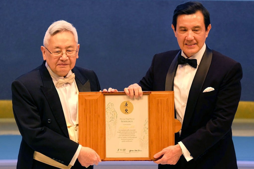 2014 Tang Prize winner Yu Ying-shih poses with Taiwan President Ma Ying-jeou. Photo: AFP