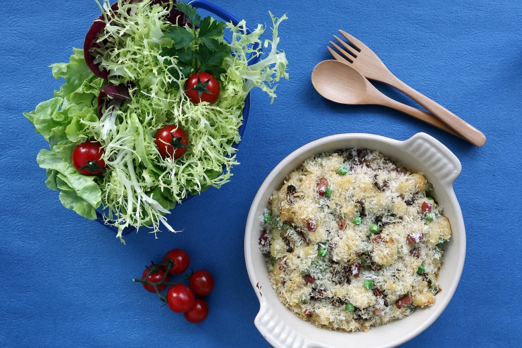 Gratin with pasta, pancetta, cheese and peas