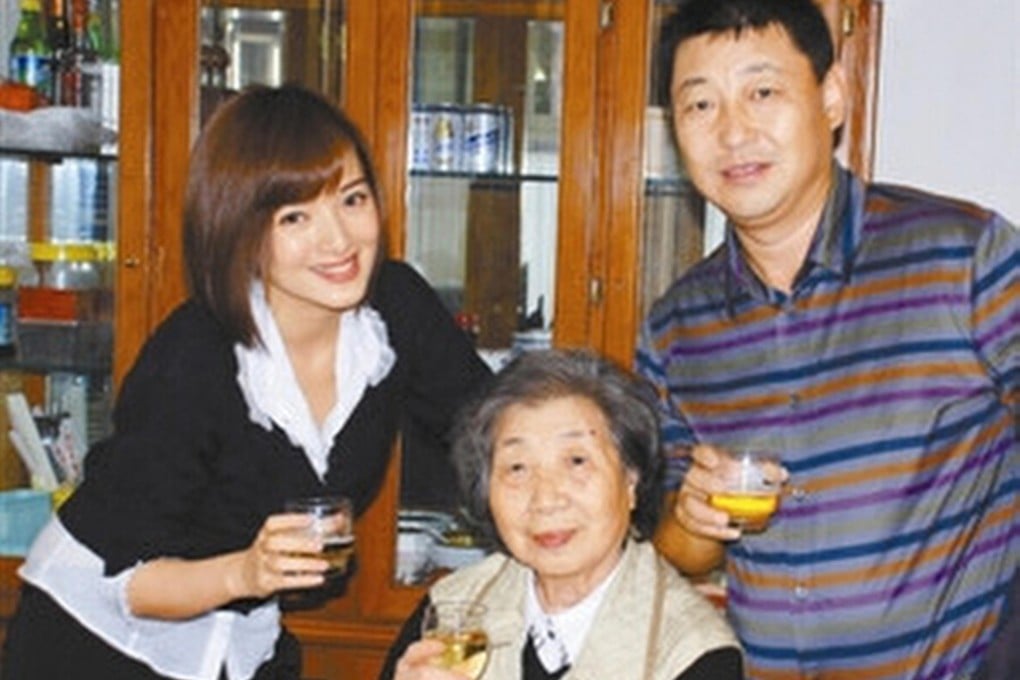 Zhang Lanlan (left) was a popular actress, singer and television compere on the mainland.