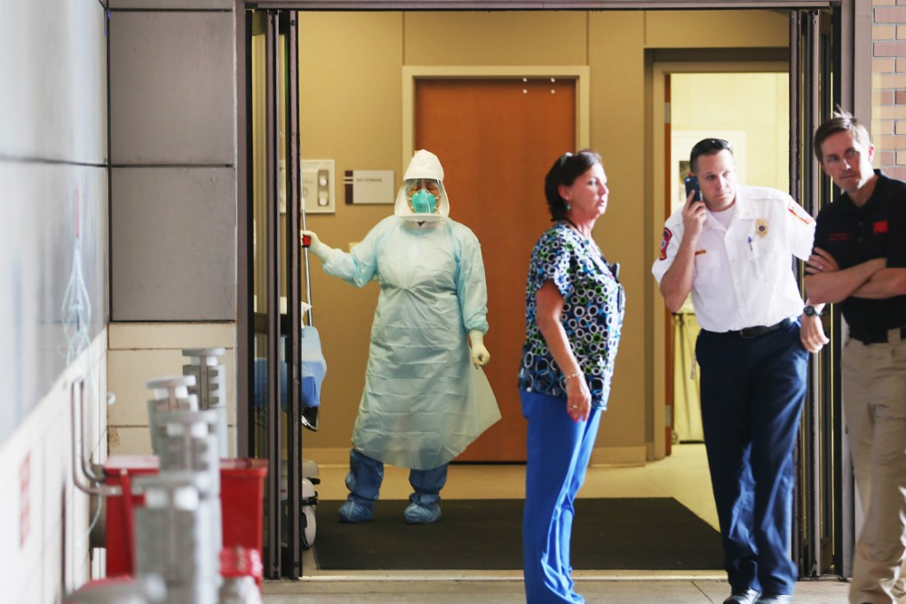 Health care workers wait for the arrival of a possible Ebola patient at the Texas Health Presbyterian Hospital in Dallas, Texas. Photo: AFP