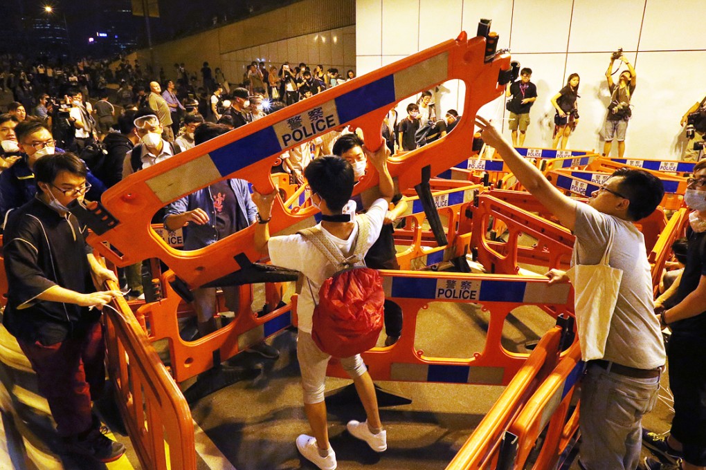 Protesters put up barriers in Lung Wo Road, Admiralty, last night. A student activist described it as a “small victory” for the movement. Photo: K.Y. Cheng