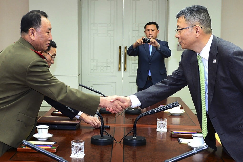 North Korean delegation chief Kim Yong Chol (left) shakes hands with his South Korean counterpart, Deputy Minister for National Defense Policy Ryu Je-seung, at the border village of Panmunjom. Photo: AP