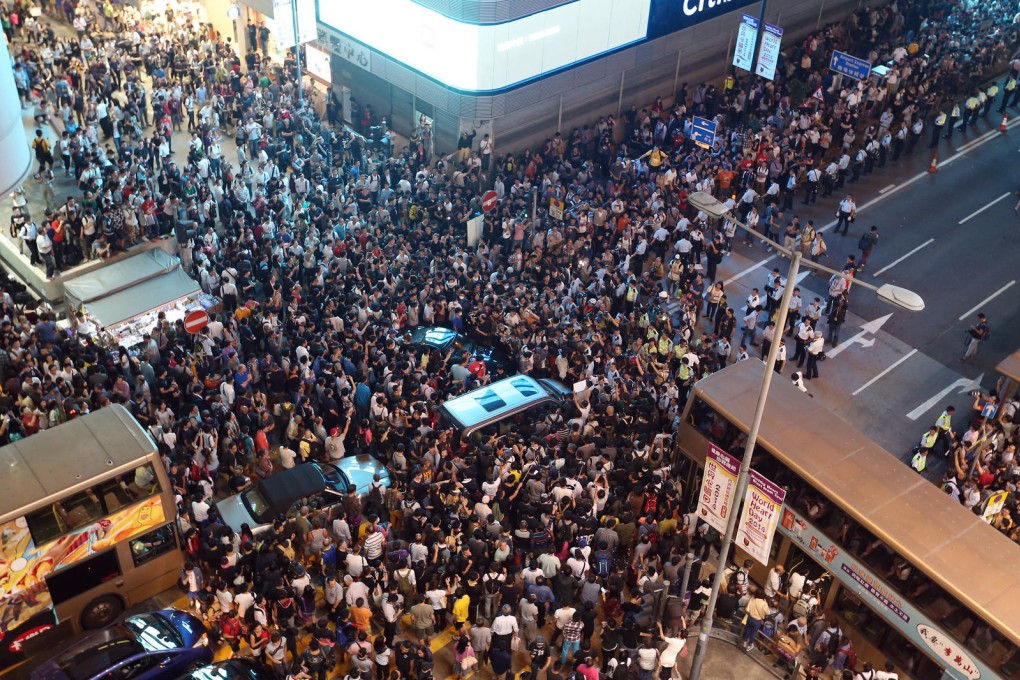 Hundreds of protesters swamp roads in Mong Kok following police action to clear the barricades. Photo: K.Y. Cheng