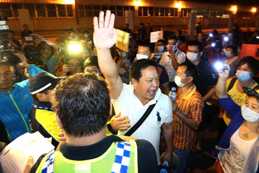 Protesters with flashlights try to block delivery of Apple Daily outside the printing facility in Tseung Kwan O. Photo: SCMP Pictures