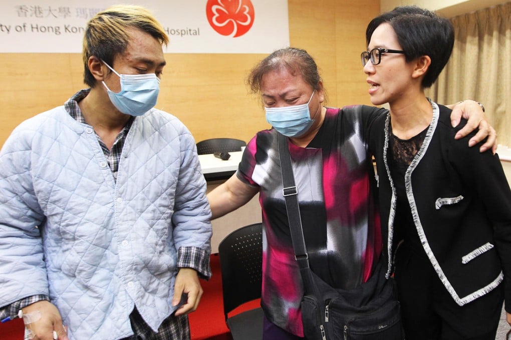 Liver patient Wong Wang-shing and his mother thank the daughter of the 60-year-old donor who died on October 1. Photo: Edward Wong