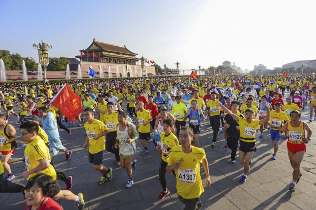 The Beijing International Marathon will go ahead as planned tomorrow, despite the heavy smog enveloping the capital, a race official has said.