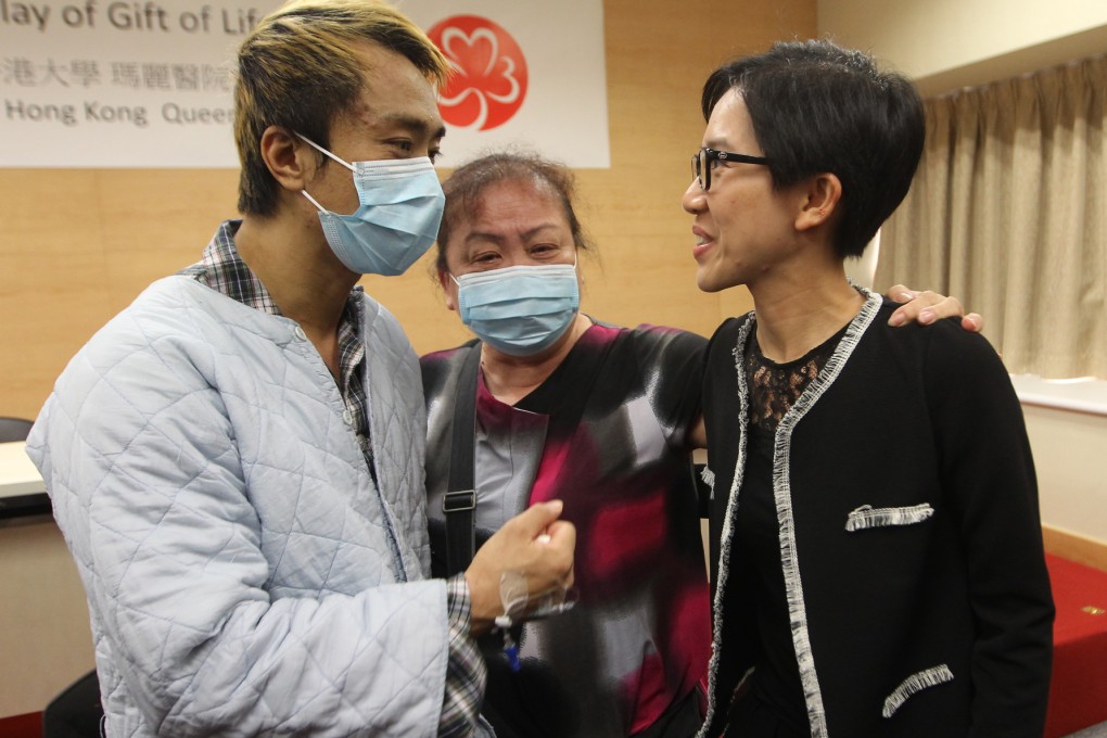 Liver patient Wong Wang-shing (left) and his mother thank the daughter of the donor at Queen Mary Hospital. Photo: Edward Wong