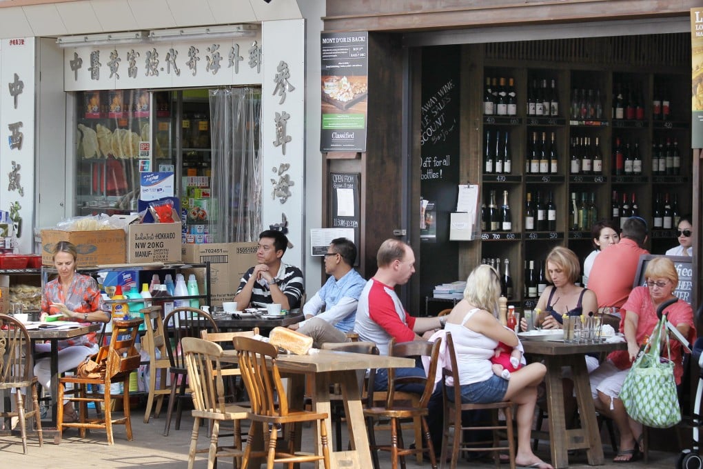 People like to have meals away from cars. Photo: Dickson Lee