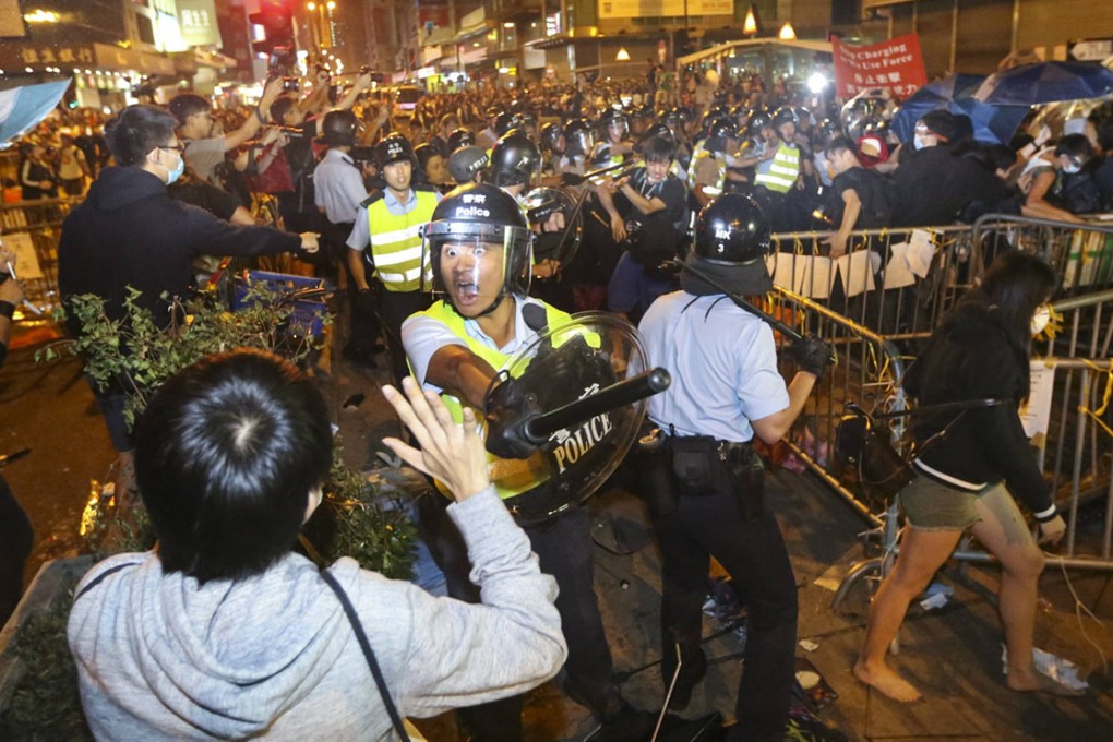 Police confront pro-democracy protesters trying to reoccupy Nathan Road in Mong Kok early this morning. Photo: Sam Tsang