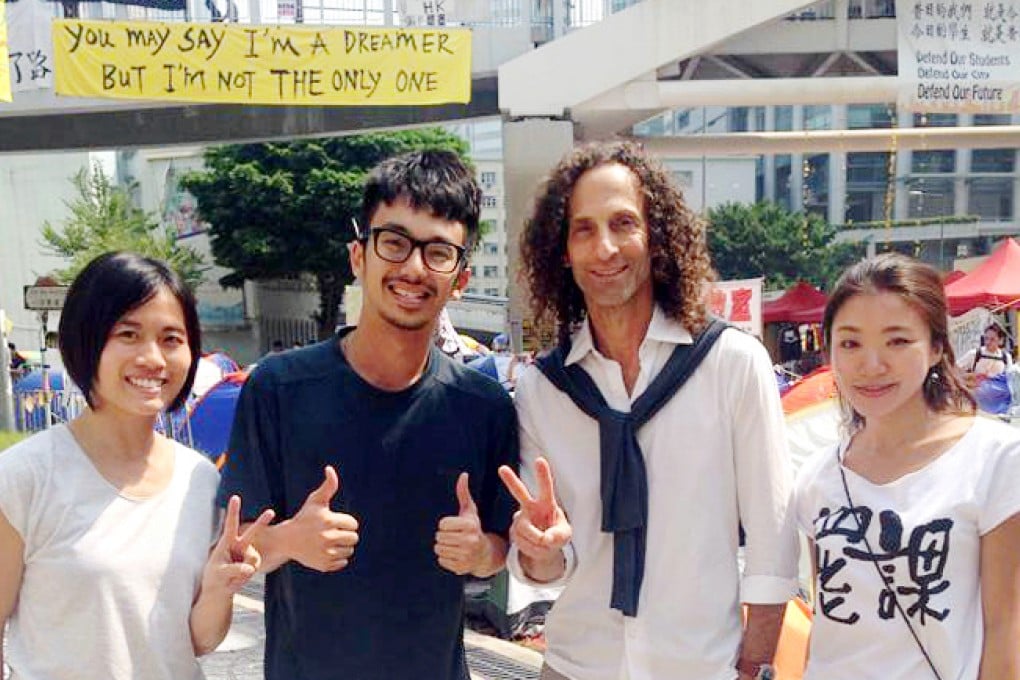 Kenny G poses with protesters in Admiralty. Photo: SCMP Pictures