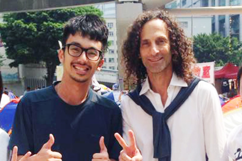 Kenny G poses with protesters in Admiralty. Photo: Mark Bong