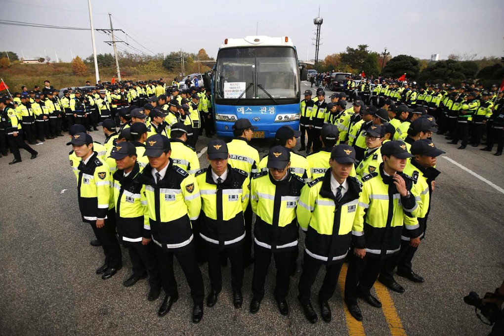 Police in Paju surround a bus transporting activists planning to launch balloons.Photo: Reuters