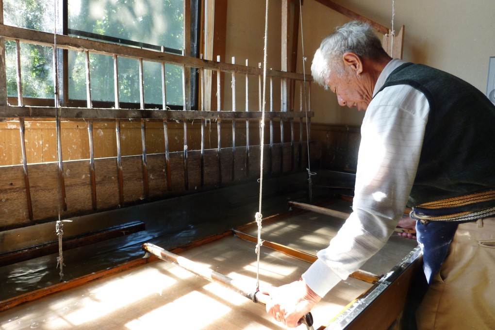 Teizo Takano, 79, makes hosokawashi paper in Saitama. Photo: Kyoto