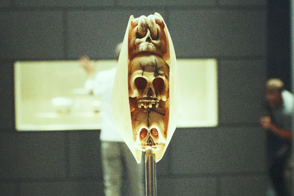 The 3-skull sculpted rice grain intensifies the feeling of death.