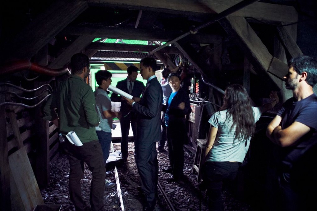 In the mine, director Park creates a feeling of danger for the audience – a possible air shortage.