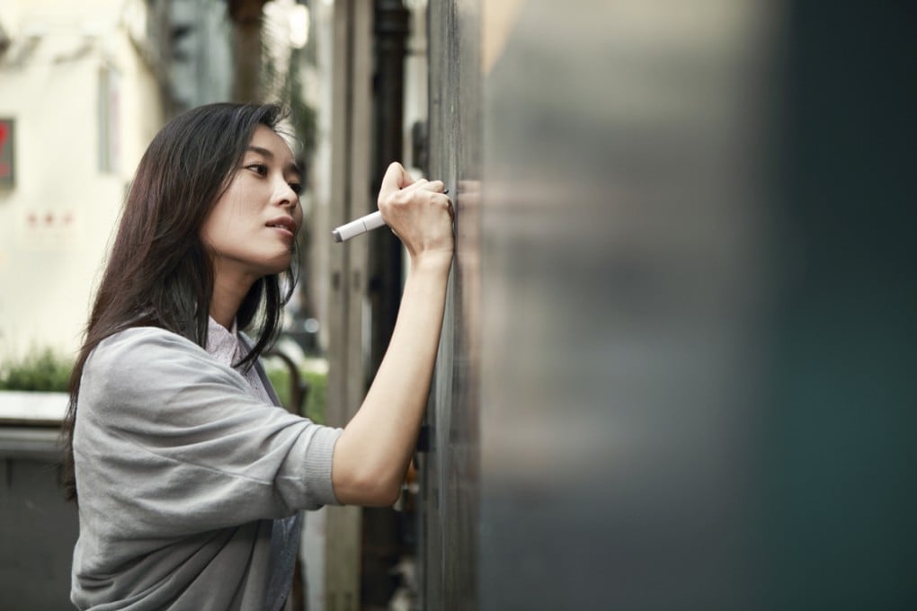 Meng Tingyi (above) tries to decipher patterns made by Moses Chan Ho (below).
