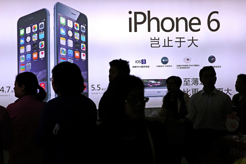 Customers wait in front of a shop to buy Apple's latest smartphones. A student in Hangzhou ran away from home after his mother refused to buy the latest iPhone 6. Photo: Xinhua