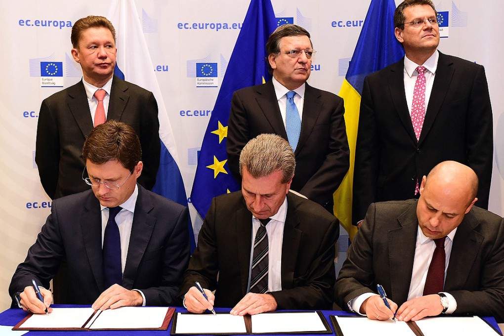 Russia's Alexander Novak, European Energy Commissioner Guenther Oettinger and Ukraine's Yuri Prodan sign the gas deal. Photo: AFP