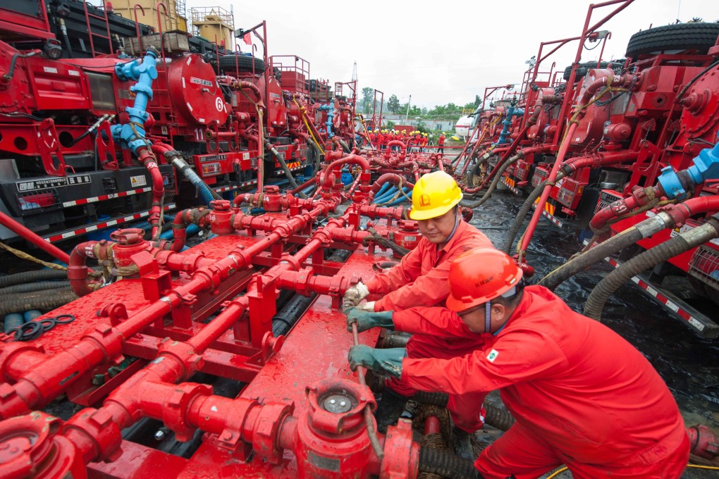 Falling oil prices have hit Sinopec's revenue in recent months. Photo: Xinhua