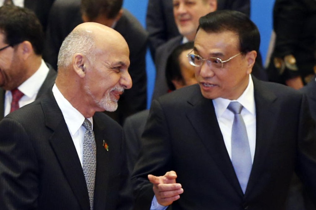 Premier Li Keqiang makes a point to Afghan President Ashraf Ghani as attending ministers pose for a group photo at the Heart of Asia-Istanbul Conference. Photo: AP