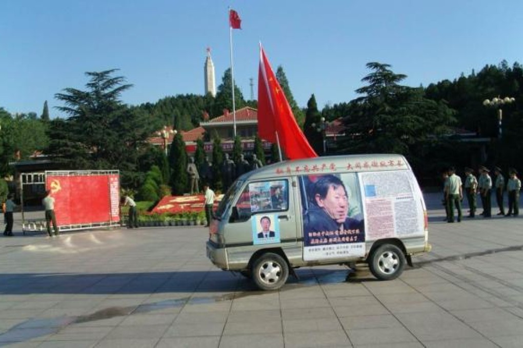 A Datong resident celebrating the dismissal of the city's party secretary. Photo via Weibo