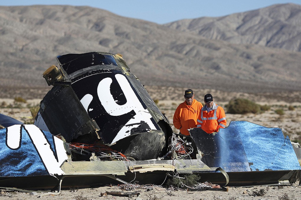 Sheriffs' deputies look at wreckage from the crash of Virgin Galactic's SpaceShipTwo near Cantil, California. Photo: Reuters