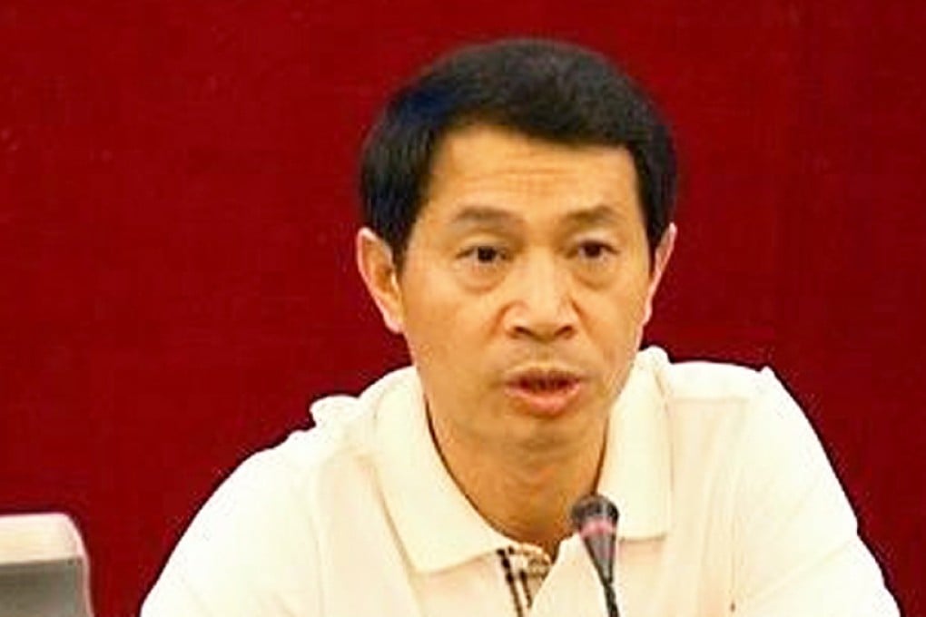 Disgraced former Guangzhou deputy mayor Cao Jianliao pocketed nearly 300 million yuan in bribes while turning down promotions to stay in lower-ranking but more lucrative posts, Xinhua reported.