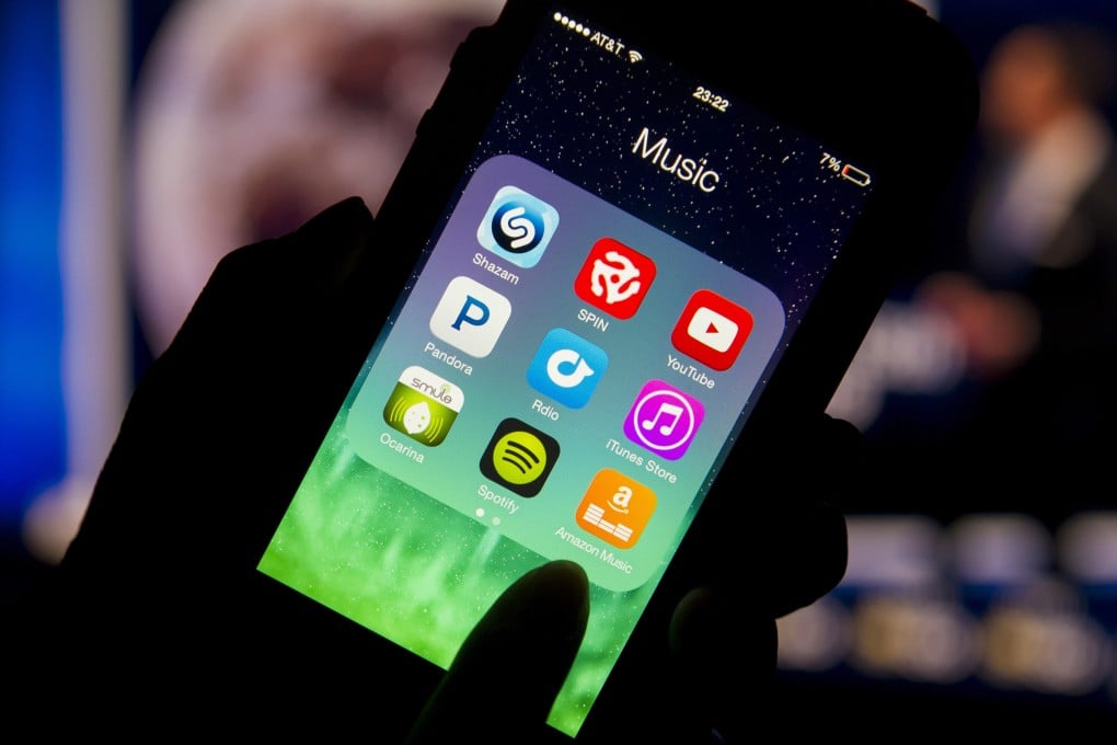 More than 60 mainland smartphone applications tested positive for viruses in an official sweep of over 50,000 apps, the information technology ministry said yesterday. Photo: Bloomberg