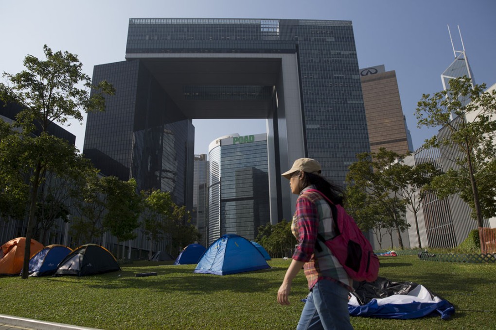 One of two top-scoring liberal studies answers says that some citizens do not trust the government because of its close relationship with Beijing and because of policies that do not put Hongkongers first.