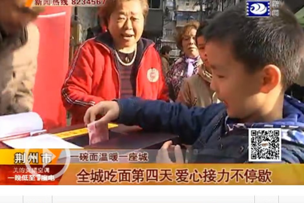 A child is making donation to the injured son of the noodle restaurant's owner. Photo: Screenshot