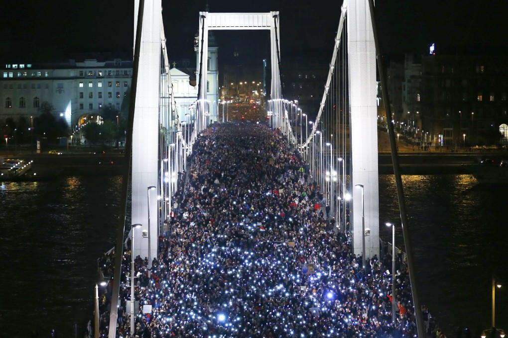 Thousands of Hungarians march across the Elisabeth Bridge during a protest against new tax on Internet data transfers in Budapest on October 28. Photo: Reuters