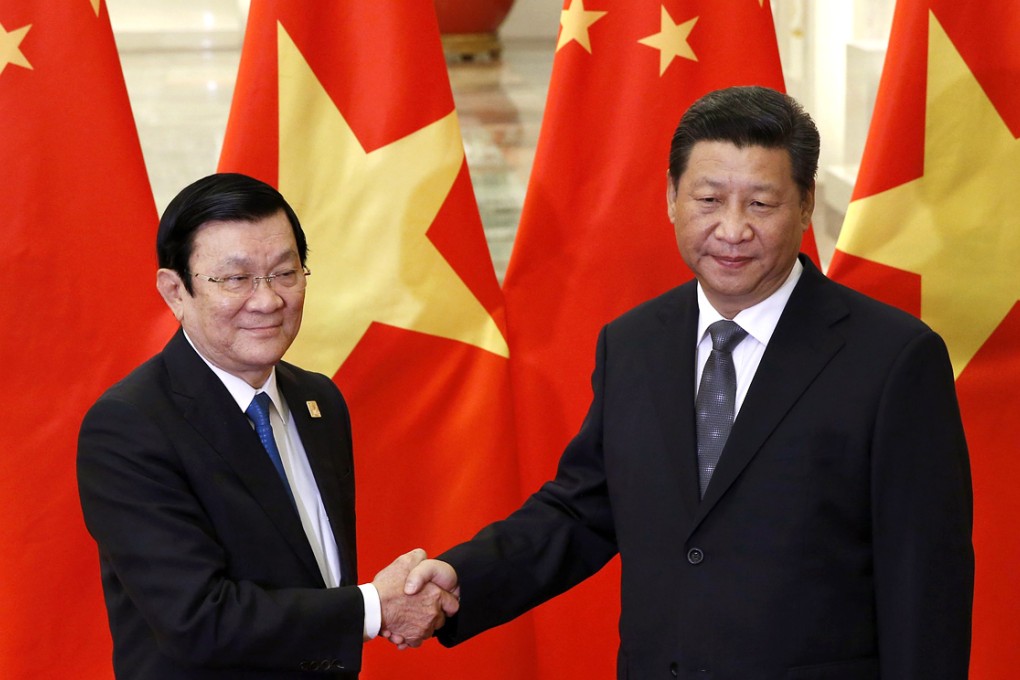 Vietnam's President Truong Tan Sang, left, shakes hands with China's President Xi Jinping during a meeting at the Great Hall of the People in Beijing on November 10, 2014. Photo: EPA