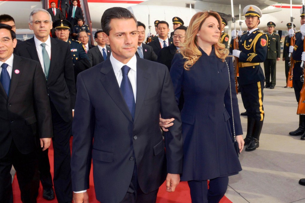 Enrique Pena Nieto and wife Angelica Rivera arrive in Beijing. Photo: Xinhua