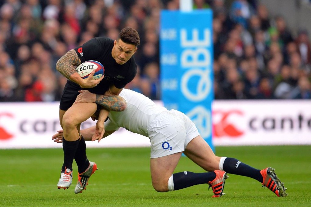 Joe Marler of England tackles New Zealand centre Sonny Bill Williams during their match on Saturday. Marler has urged his team-mates to take the frustration from the 24-21 defeat by the All Blacks into this weekend’s second test against South Africa. Photos: AFP
