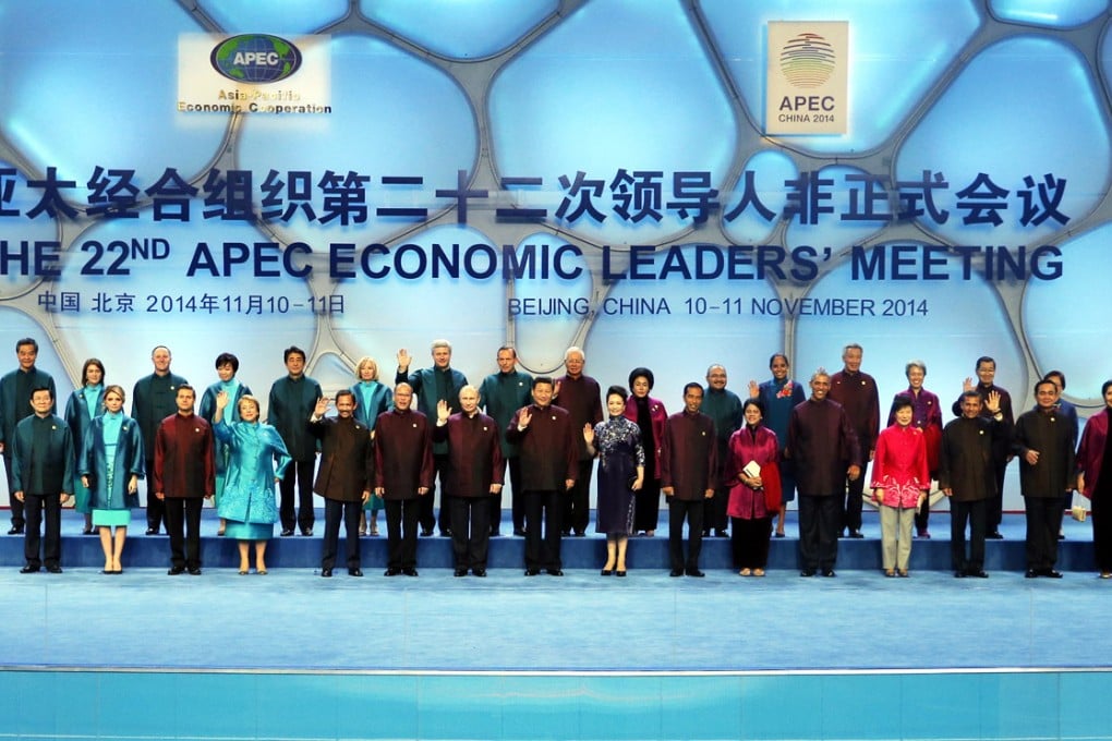 Leaders of 21 Asia-Pacific economies pose for commemorative photos prior to their dinner party in Beijing. Photo: Xinhua