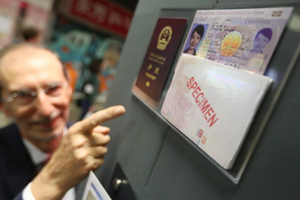 Paul Clerc-Renaud shows the hologram technology.