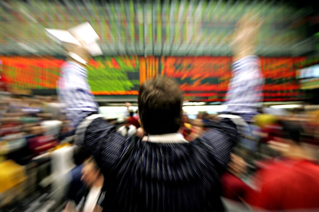 A CME trader flashes hand signals on the floor of the exchange in Chicago. Asian players, especially from China, are turning to the CME in hedging their copper trades and away from the LME. Photo: Bloomberg