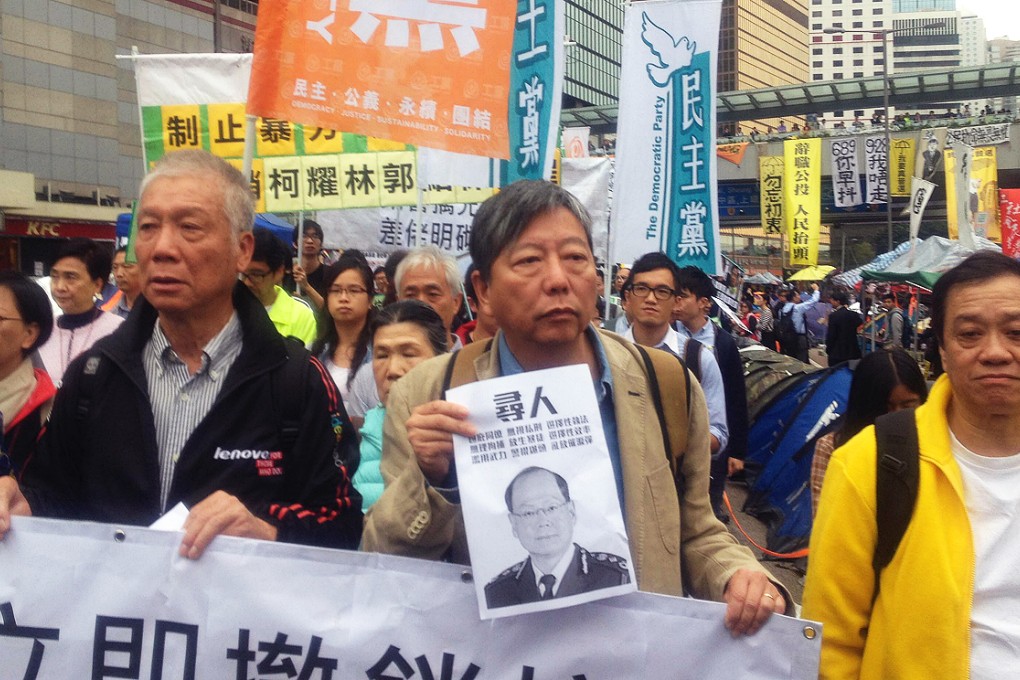 Lee Cheuk-yan leads protesters in a march to police headquarters. Photo: Alan Yu